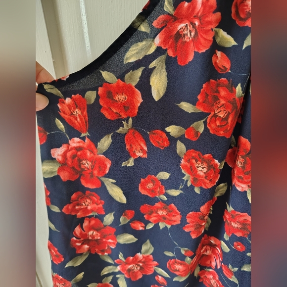 *5 for $25* Lush Women's Medium Blue w/ Red Rose Pattern Spaghetti Strap Tank - Picture 4 of 8